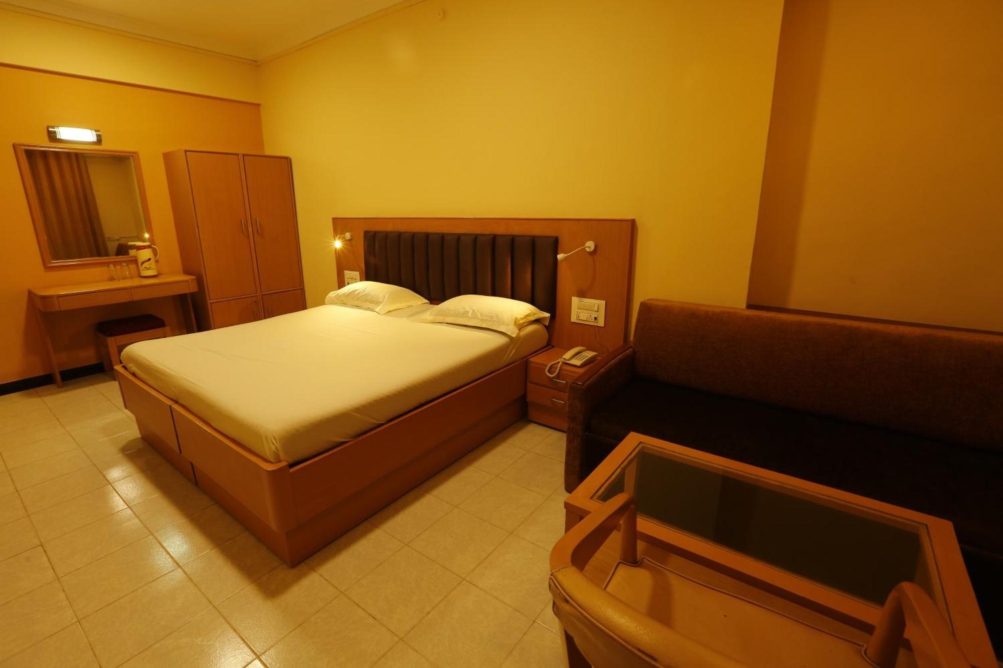 Hotel Ravikiran Alibag Bagian luar foto